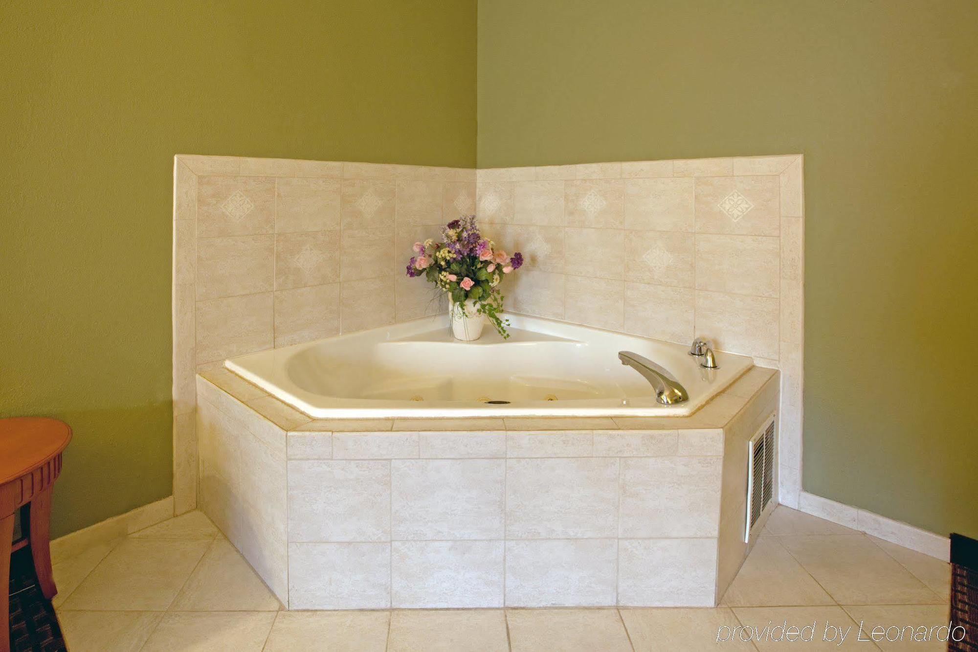 Holiday Inn Express & Suites Charlotte Arpt-Belmont By Ihg Phòng bức ảnh