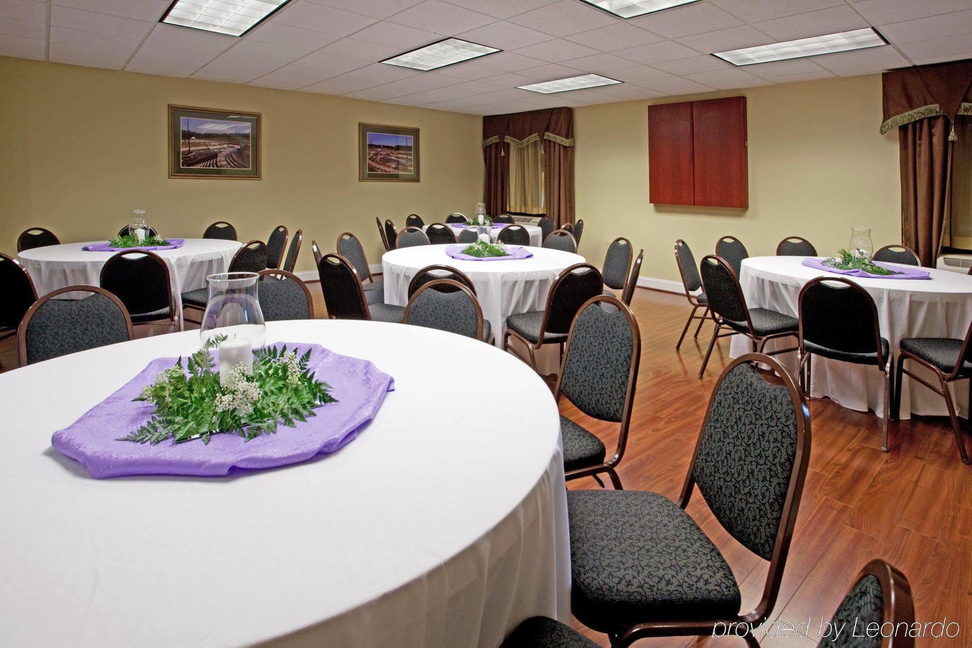 Holiday Inn Express & Suites Charlotte Arpt-Belmont By Ihg Ngoại thất bức ảnh