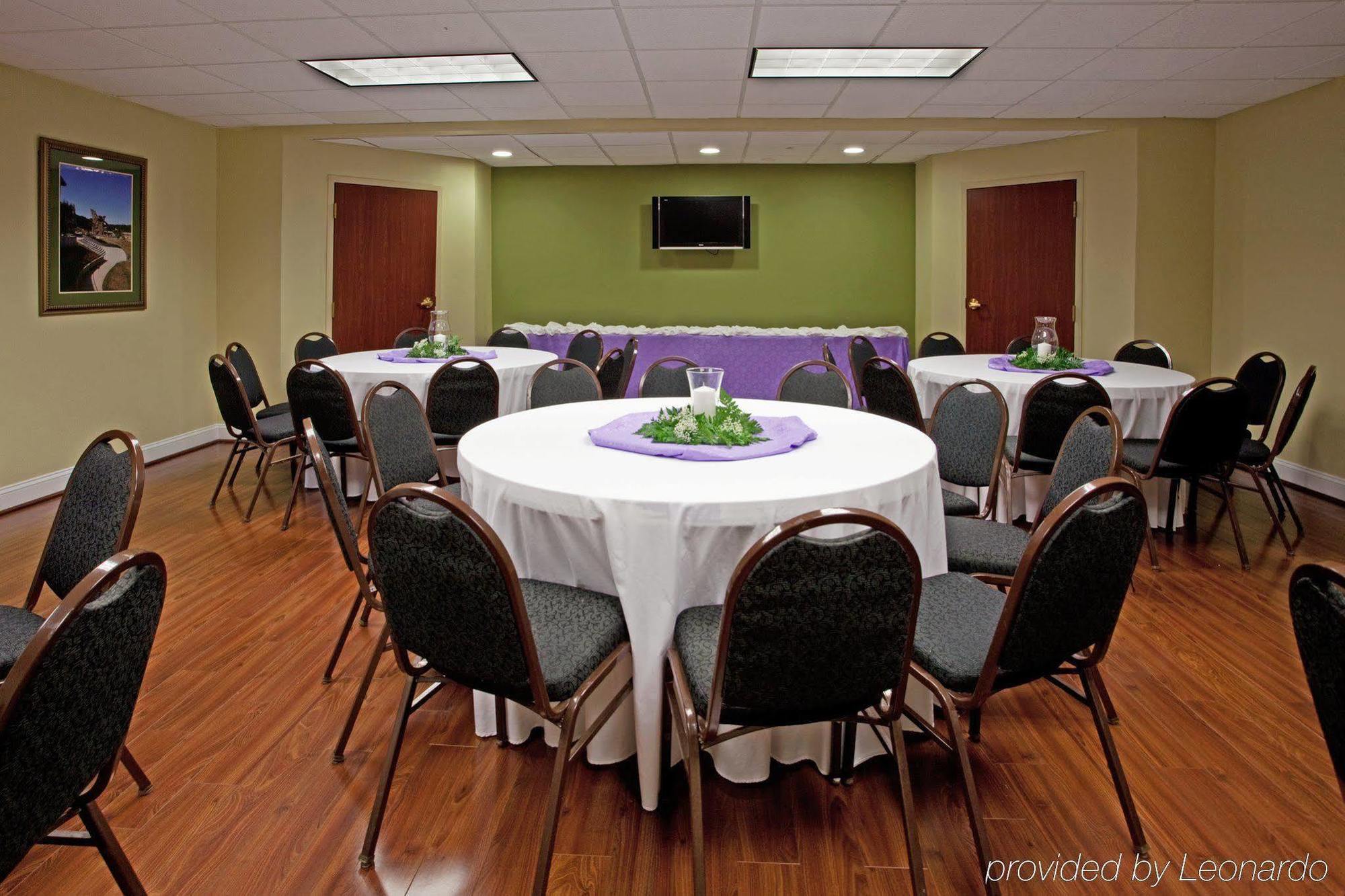 Holiday Inn Express & Suites Charlotte Arpt-Belmont By Ihg Ngoại thất bức ảnh
